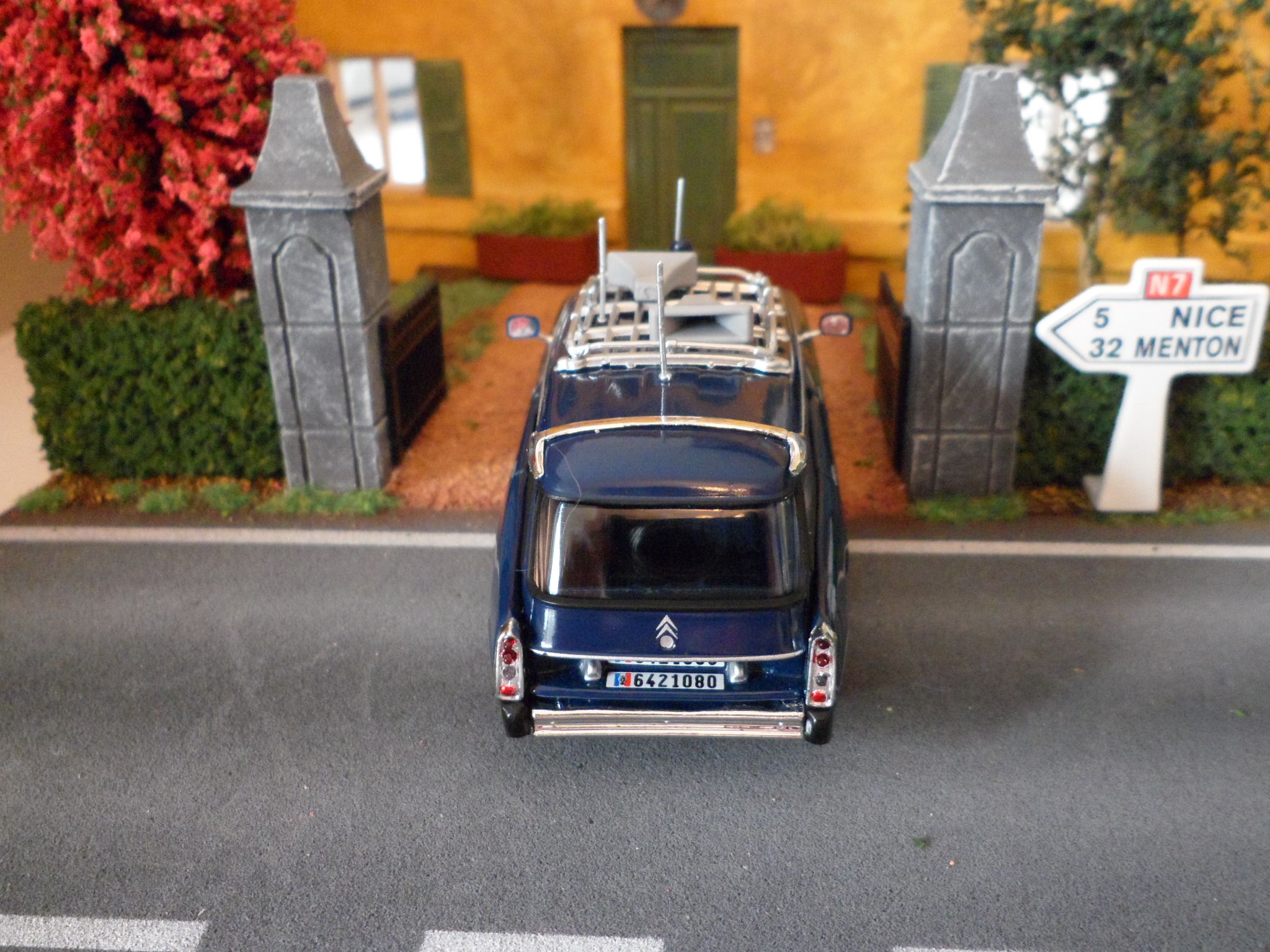 Citroën DS 21 break de la garde républicaine, vue arrière.